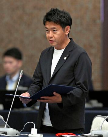 　全国知事会の全国会議で「青森宣言」を読み上げる青森県の宮下宗一郎知事＝２４日午前、青森市