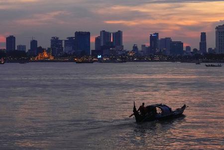 　カンボジアの首都プノンペンを流れるメコン川＝２０２３年