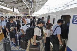 　お盆の帰省ラッシュが本格的に始まり、混雑するＪＲ東京駅の新幹線ホーム＝２０２４年８月