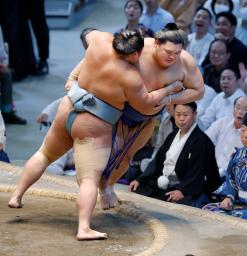 　大の里（右）が上手投げで琴勝峰に敗れる＝ＩＧアリーナ