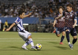 　横浜ＦＣ―Ｒソシエダード　前半、ゴールを狙うレアル・ソシエダードの久保（左）＝ニッパツ