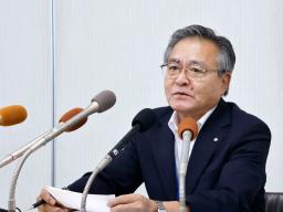 　記者会見する鹿児島県十島村の久保源一郎村長＝２５日午後、鹿児島市