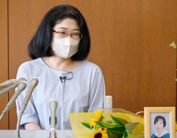 　追悼礼拝後、取材に応じる鷹野めぐみさん。写真は亡くなった矢吹恵さん＝２６日午後、東京都町田市