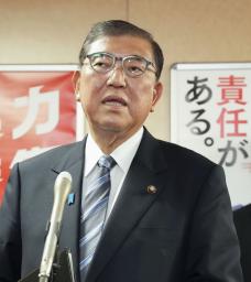　自民党の麻生最高顧問、菅副総裁、岸田前首相との会談を終え、記者団の取材に応じる石破首相＝２３日、東京・永田町の党本部