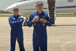 　記者会見する油井亀美也飛行士（右）＝２６日、米フロリダ州のケネディ宇宙センター（ＮＡＳＡ提供・共同）