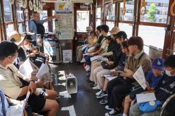 　「被爆電車」で開かれた被爆者の証言を聞く会＝２７日午前、広島市