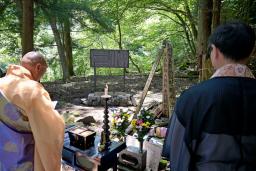 　栃木県日光市の足尾銅山跡近くで営まれた朝鮮人７３人の追悼式＝２７日午前