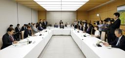 　首相官邸で開かれた経済財政諮問会議＝２８日午後