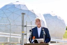 航空自衛隊宇宙作戦群のレーダーサイトを視察後、記者団の取材に応じる中谷防衛相=28日午後、山口県山陽小野田市