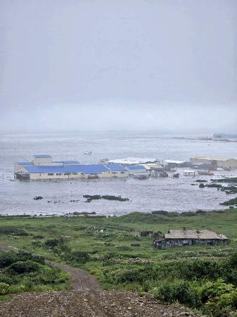 　津波が押し寄せた千島列島北部パラムシル島セベロクリーリスクの海岸とされる写真。工場が波にのまれたとしている（ロシア紙イズベスチヤの通信アプリより。３０日に投稿された）