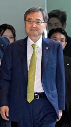 首相官邸に入る韓国の趙顕外相=30日午前