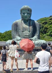 　観光客でにぎわう鎌倉大仏＝２０２３年、神奈川県鎌倉市