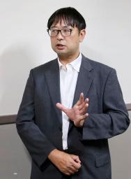 　会合を終え、記者団の取材に応じる外部有識者で弁護士の所寿弥氏＝３１日午後、名古屋市役所