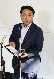 　２４日、米国から帰国し取材に応じる赤沢経済再生相＝羽田空港