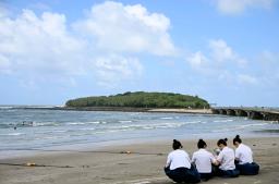 　午前中に津波注意報が解除され、人が戻った宮崎市の青島海水浴場＝３１日午後２時６分