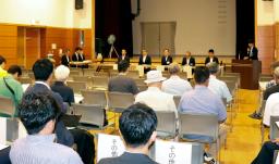 　千葉県君津市が開いた代替バス運行計画案の住民説明会＝３１日午後、君津市