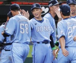 　ロッテに大勝し、笑顔でナインを迎える西武・西口監督（中央）＝ベルーナドーム