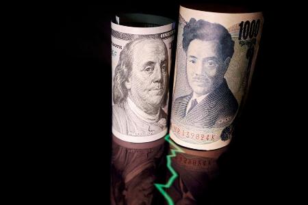 日米の紙幣(ロイター=共同)