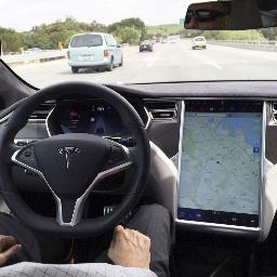 自動運転モードのテスラ「モデルS」の車内=2016年、米サンフランシスコ(ロイター=共同)