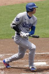 　六回に右前打を放つドジャースの大谷＝２日（ＡＰ＝共同）