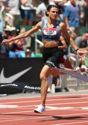 　女子４００メートル決勝でゴールするシドニー・マクラフリンレブロニ＝ユージン（ゲッティ＝共同）