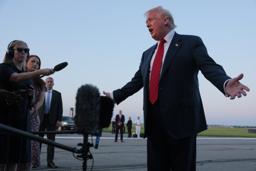 3日、米ペンシルベニア州アレンタウンの空港で記者団に話すトランプ大統領(ゲッティ=共同)