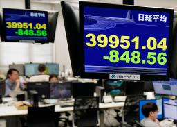 4万円を割り込んだ日経平均株価を示すモニター=4日午前、東京都港区の外為どっとコム