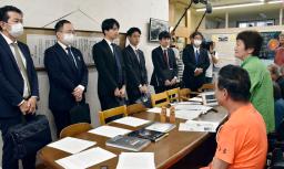 胎児性水俣病の患者(右手前)らと面会するトライグループの社員ら=4日午後、熊本県水俣市