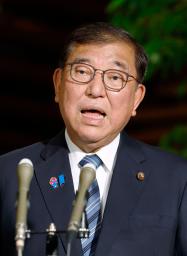 取材に応じる石破首相=4日夜、首相官邸