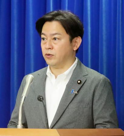 記者会見する福岡厚労相=5日午前、厚労省