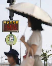 　気温「４１度」を示すＪＲ伊勢崎駅前の温度計。群馬県伊勢崎市は最高気温が４１・８度になり、国内最高記録を更新した＝５日午後
