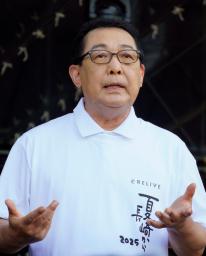　コンサートへの意気込みを語るさだまさしさん＝５日午後、長崎市