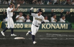 　鳴門―天理　４回裏、同点２ランを放ちガッツポーズで二塁へ向かう鳴門・橋本＝甲子園