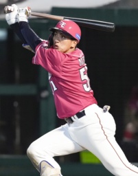 　８回楽天１死一、二塁、小郷が左越えに勝ち越しの二塁打を放つ＝楽天モバイルパーク