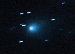 　ハッブル宇宙望遠鏡で撮影した彗星（すいせい）「３Ｉ／ＡＴＬＡＳ」（中央）（ＮＡＳＡなど提供）