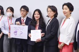 　提言書を提出する「＃なんでないのプロジェクト」の福田和子代表（中央）＝８日午後、内閣府