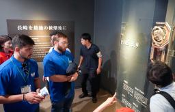 　長崎市の原爆資料館を見学する交流プログラムの参加者＝８日午後