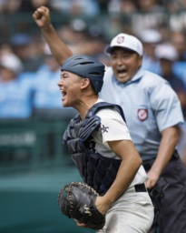　弘前学院聖愛―西日本短大付　タイブレークの１０回裏、菅野の邪飛を好捕し、雄たけびを上げる西日本短大付の捕手山下＝甲子園