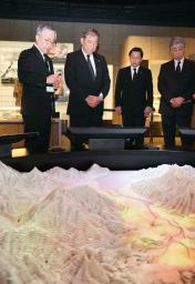 長崎原爆資料館を視察する石破首相(左から2人目)=長崎市(代表撮影)