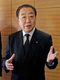 記者団の取材に応じる立憲民主党の野田代表=9日午前、長崎市