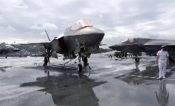 　英海軍のＦ３５Ｂ戦闘機（中央）＝２０２１年９月