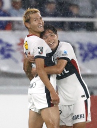 　ＦＣ東京―鹿島　後半、決勝ゴールを決め、祝福される鹿島・田川（左）＝味スタ