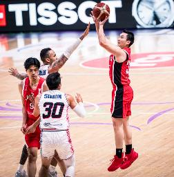 　日本―グアム　ゴールを狙う富永＝ジッダ（（Ｃ）ＦＩＢＡ・共同）