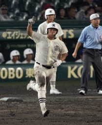 　豊橋中央―日大三　８回裏、決勝本塁打を放ち、指を突き上げる日大三・田中諒＝甲子園