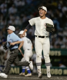 　豊橋中央―日大三　７回表、２死満塁のピンチを切り抜け、喜ぶ日大三・近藤＝甲子園