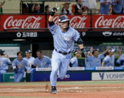 　１０回西武２死満塁、左前にサヨナラ打を放ち、一塁に向かう外崎＝ベルーナドーム