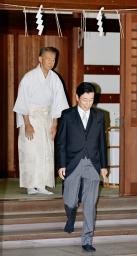 　靖国神社の参拝を終えた自民党の西村元経産相＝１３日午前、東京・九段北