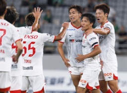 　東京Ｖ―名古屋　後半、決勝ＰＫを決め祝福される名古屋・稲垣（右から２人目）＝味スタ