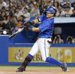 　９回ＤｅＮＡ２死一塁、林が右越えに２ランを放つ＝神宮