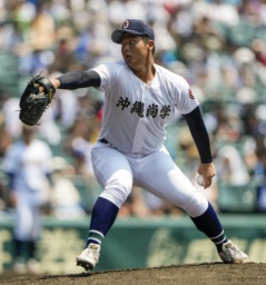 　鳴門戦の６回から２番手で登板した沖縄尚学・末吉＝甲子園